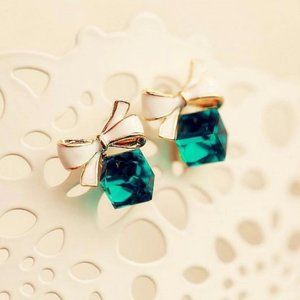 Green ice cube earring with bow. Holiday collection.